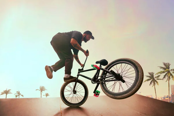 Bmx Rider Wykonuje Triki Skateparku Zachodzie Słońca — Zdjęcie stockowe