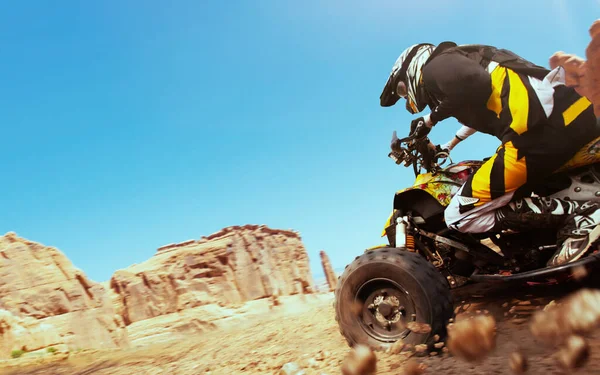 Quad Bike Nuvem Poeira Pedreira Areia Fundo Atv Rider — Fotografia de Stock