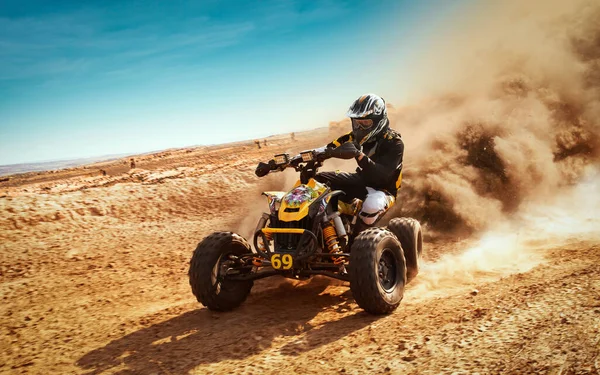 Bicicleta Cuádruple Nube Polvo Cantera Arena Sobre Fondo Atv Jinete —  Fotos de Stock