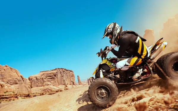 Quad Bike Nuvem Poeira Pedreira Areia Fundo Atv Rider — Fotografia de Stock