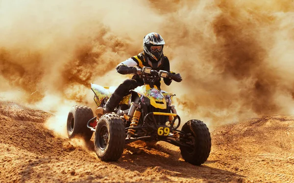 Quad Fiets Stofwolk Zandgroeve Achtergrond Atv Rijder — Stockfoto