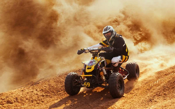 Fyrhjuling Damm Moln Sand Stenbrott Bakgrunden Atv Rider — Stockfoto
