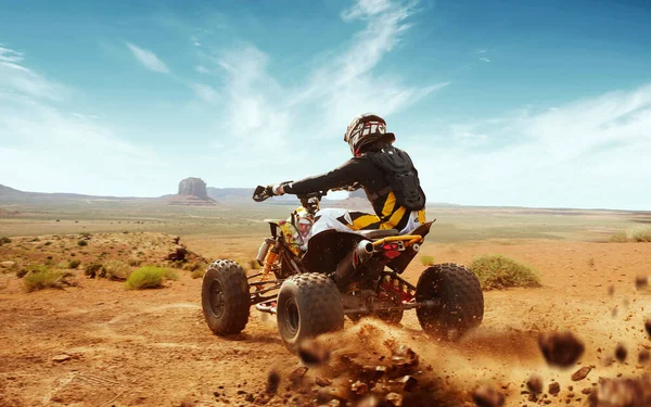 Quad Bike Nuvem Poeira Pedreira Areia Fundo Atv Rider — Fotografia de Stock