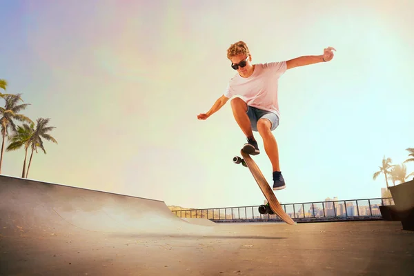 Skateboarder Zeigt Bei Sonnenuntergang Tricks Skatepark — Stockfoto