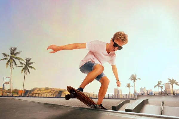 Skateboardista Provádí Triky Skateparku Při Západu Slunce — Stock fotografie