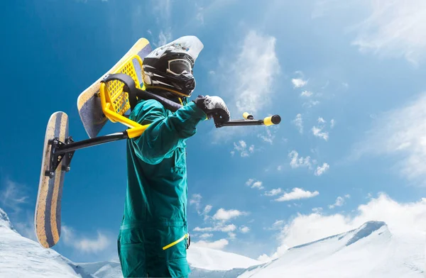 スノー スクート スノーバイクだ 極端な冬のスポーツ — ストック写真
