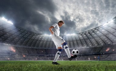 Futbolcular profesyonel stadyumda iş başında.