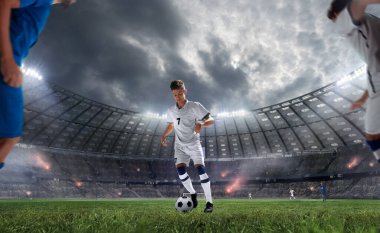 Futbolcular profesyonel stadyumda iş başında.