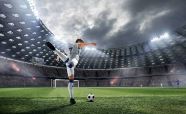Futbolcular profesyonel stadyumda iş başında.