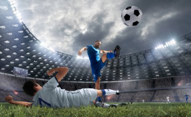 Futbolcular profesyonel stadyumda iş başında.