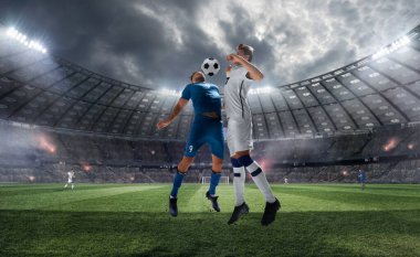Futbolcular profesyonel stadyumda iş başında.