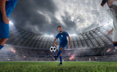 Futbolcular profesyonel stadyumda iş başında.