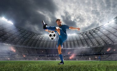 Futbolcular profesyonel stadyumda iş başında.