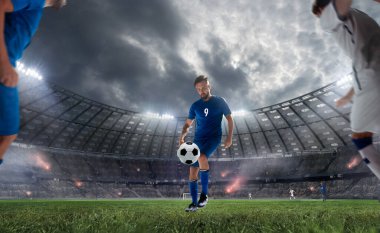 Futbolcular profesyonel stadyumda iş başında.