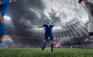 Futbolcular profesyonel stadyumda iş başında.