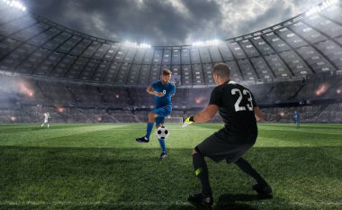 Futbolcular profesyonel stadyumda iş başında.