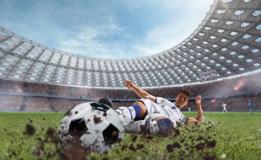 Futbolcular profesyonel stadyumda iş başında.