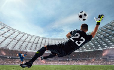 Futbolcular profesyonel stadyumda iş başında.