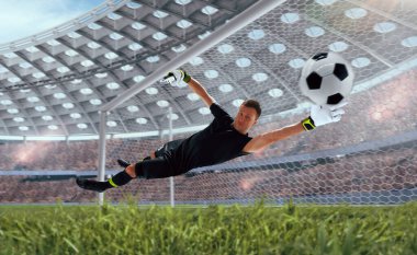 Futbolcular profesyonel stadyumda iş başında.