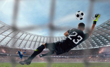 Futbolcular profesyonel stadyumda iş başında.