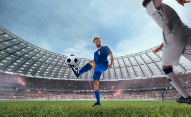 Futbolcular profesyonel stadyumda iş başında.
