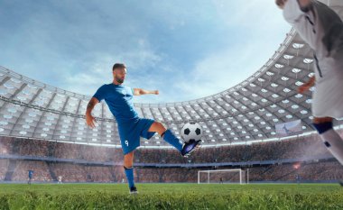 Futbolcular profesyonel stadyumda iş başında.