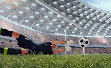 Futbolcular profesyonel stadyumda iş başında.