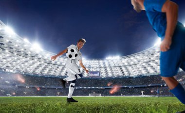 Futbolcular profesyonel stadyumda iş başında.