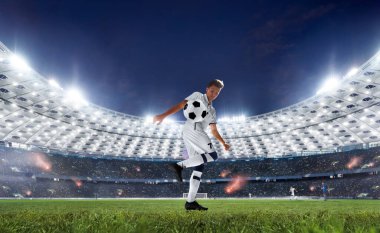 Futbolcular profesyonel stadyumda iş başında.