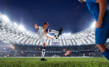 Futbolcular profesyonel stadyumda iş başında.