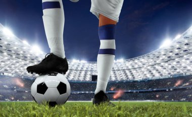 Futbolcular profesyonel stadyumda iş başında.