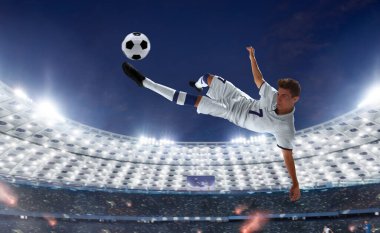 Futbolcular profesyonel stadyumda iş başında.