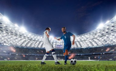 Futbolcular profesyonel stadyumda iş başında.