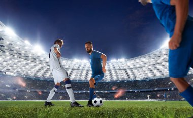 Futbolcular profesyonel stadyumda iş başında.
