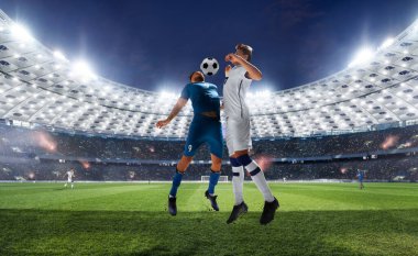 Futbolcular profesyonel stadyumda iş başında.