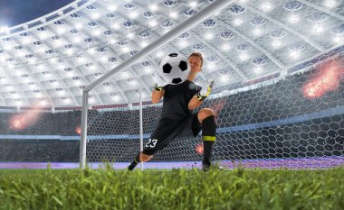 Futbolcular profesyonel stadyumda iş başında.