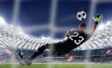 Futbolcular profesyonel stadyumda iş başında.