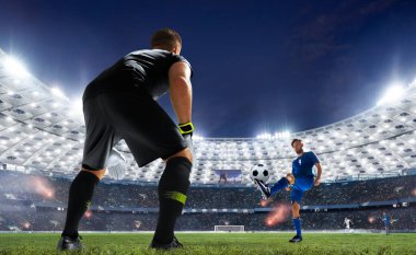 Futbolcular profesyonel stadyumda iş başında.
