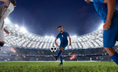 Futbolcular profesyonel stadyumda iş başında.