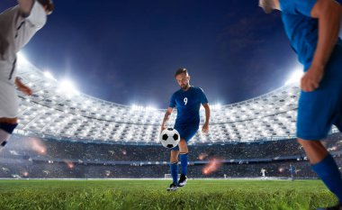 Futbolcular profesyonel stadyumda iş başında.