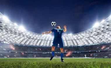 Futbolcular profesyonel stadyumda iş başında.