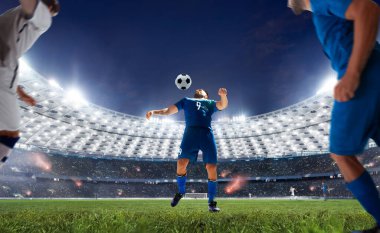 Futbolcular profesyonel stadyumda iş başında.