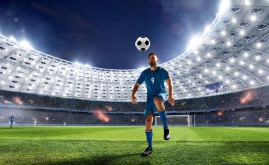Futbolcular profesyonel stadyumda iş başında.