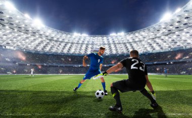 Futbolcular profesyonel stadyumda iş başında.