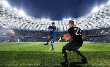 Futbolcular profesyonel stadyumda iş başında.