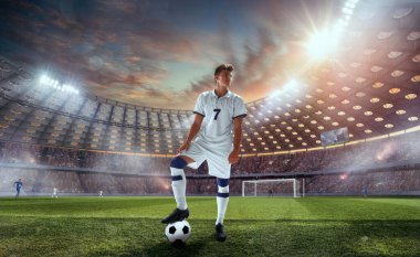 Futbolcular profesyonel stadyumda iş başında.