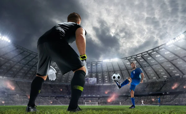 Futbolcular profesyonel stadyumda iş başında.