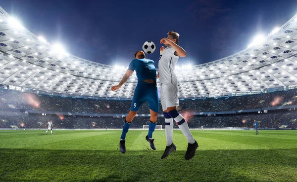 Futbolcular profesyonel stadyumda iş başında.