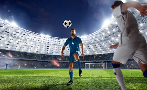 Futbolcular profesyonel stadyumda iş başında.