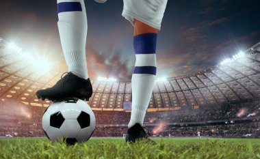 Futbolcular profesyonel stadyumda iş başında.